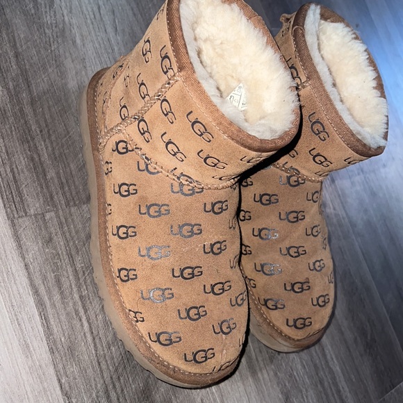 Womens Ugg Boots - Picture 2 of 6